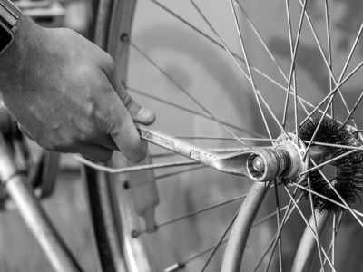 Close-up van de as van een fietswiel